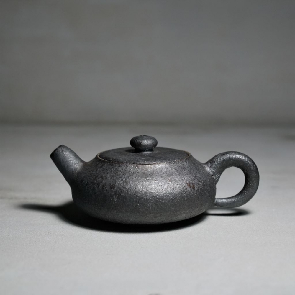 葉文｜墨陶茶壺